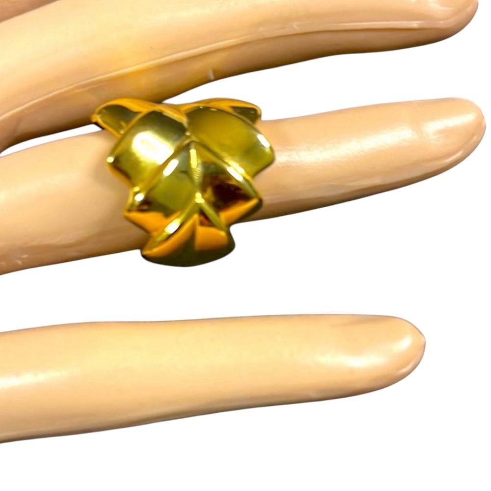 FASHION JEWELRY RING lSTAINLESS STILL DESIGNED ON TOP  GOLD COLOR SIZE SEVEN (7)